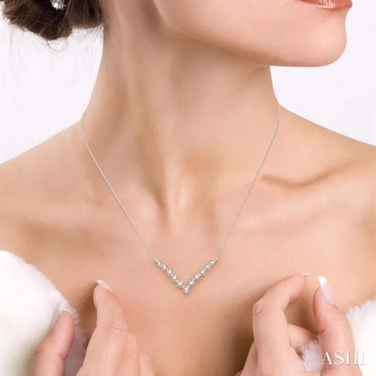 1/2 Ctw Chevron Round Cut Diamond Necklace in 14K White Gold