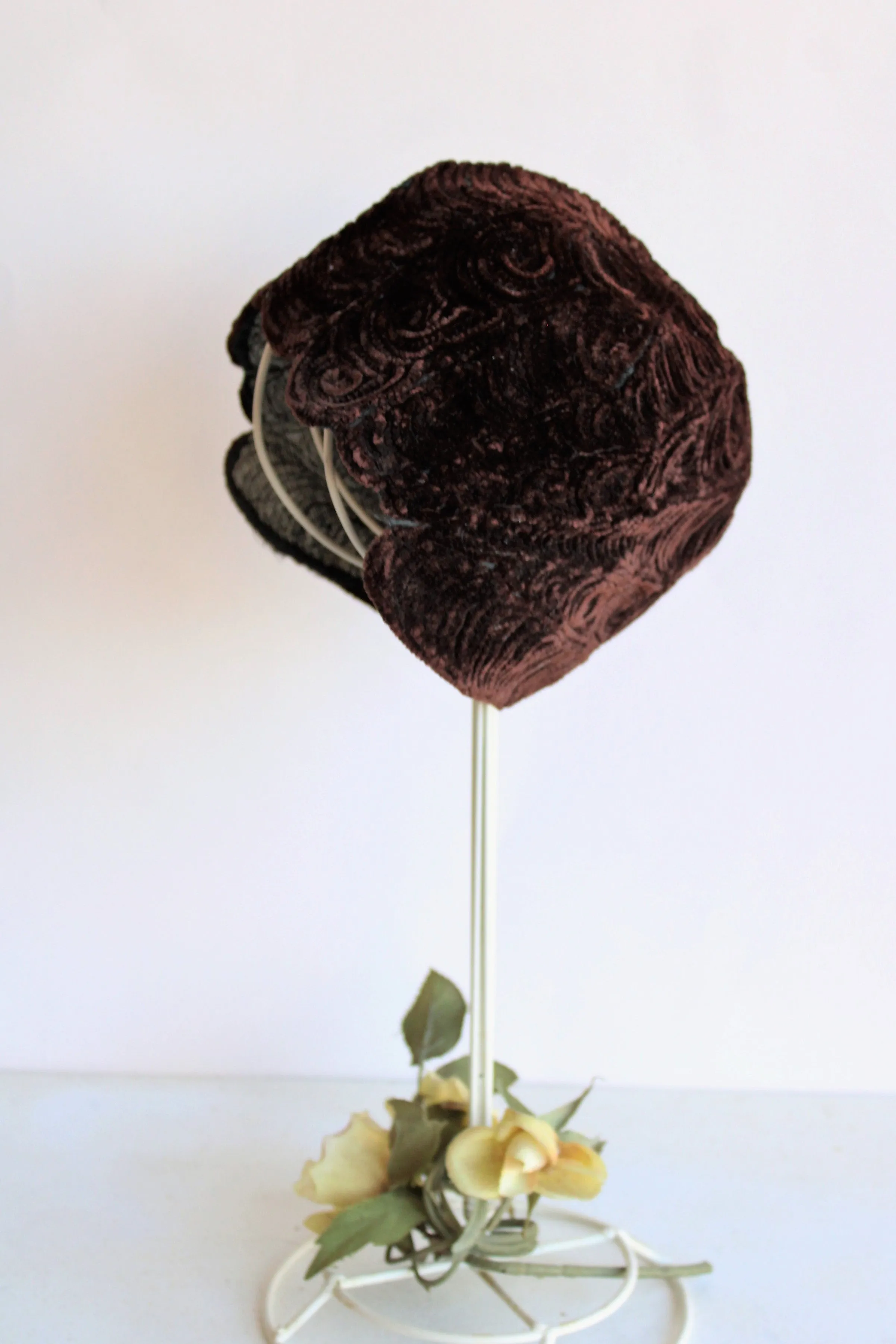 Vintage 1920s Brown Velvet Cloche Hat