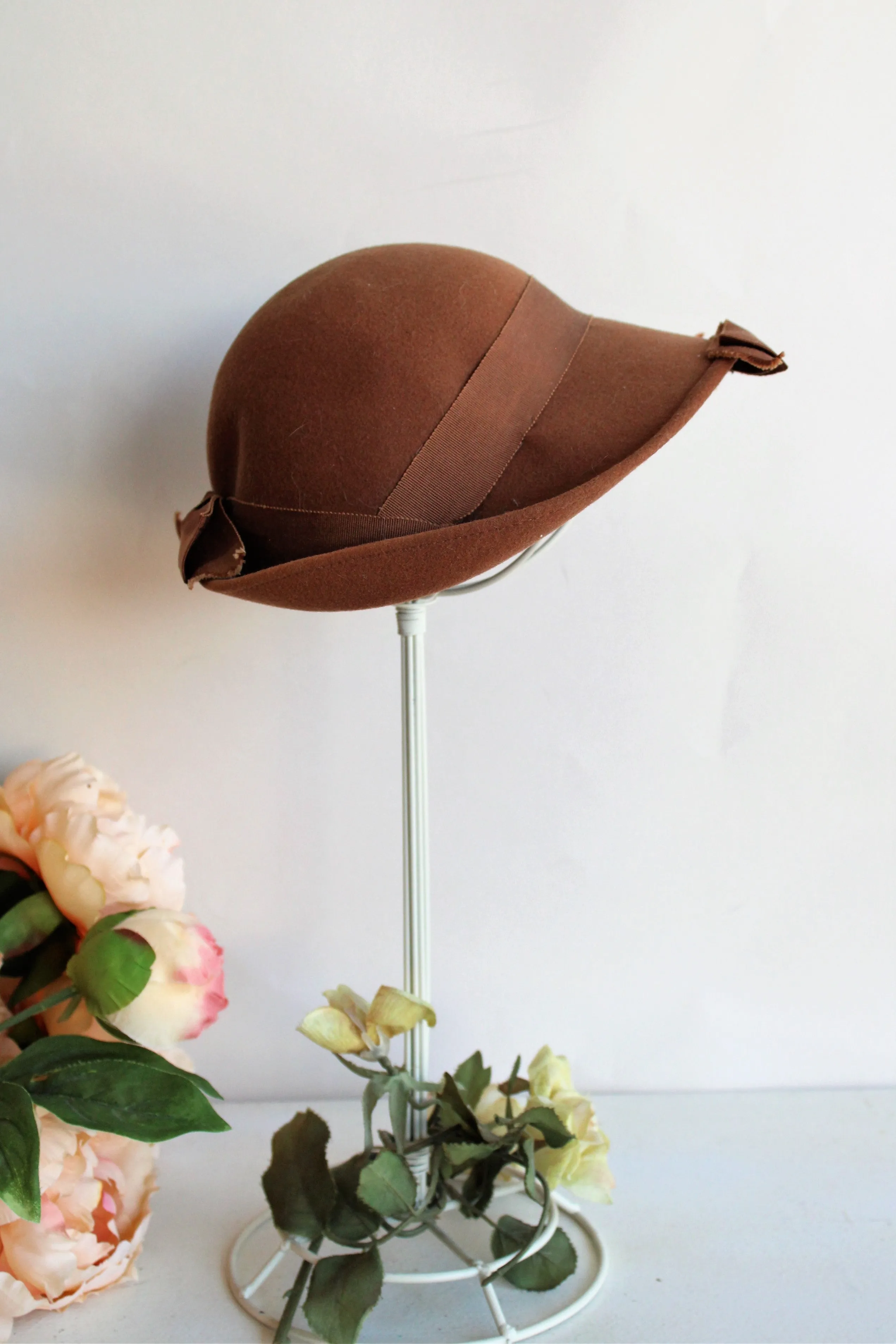 Vintage 1930s Brown Wool Felt Cloche by Merrimac